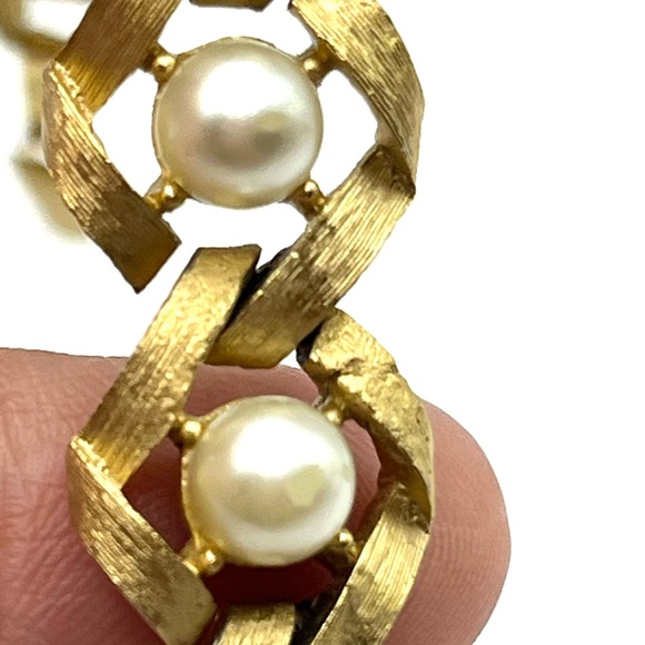 Vintage Crown Trifari Looped Pearls Brushed Gold Tone Bracelet 7 in - Picture 4 of 13